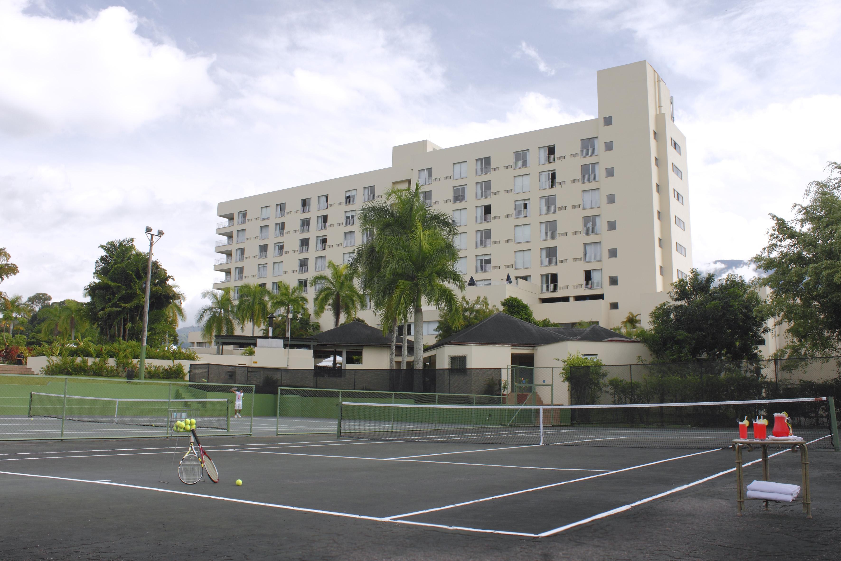 Hotel Estelar Altamira Ibagué Buitenkant foto Tennis courts at the Four Seasons