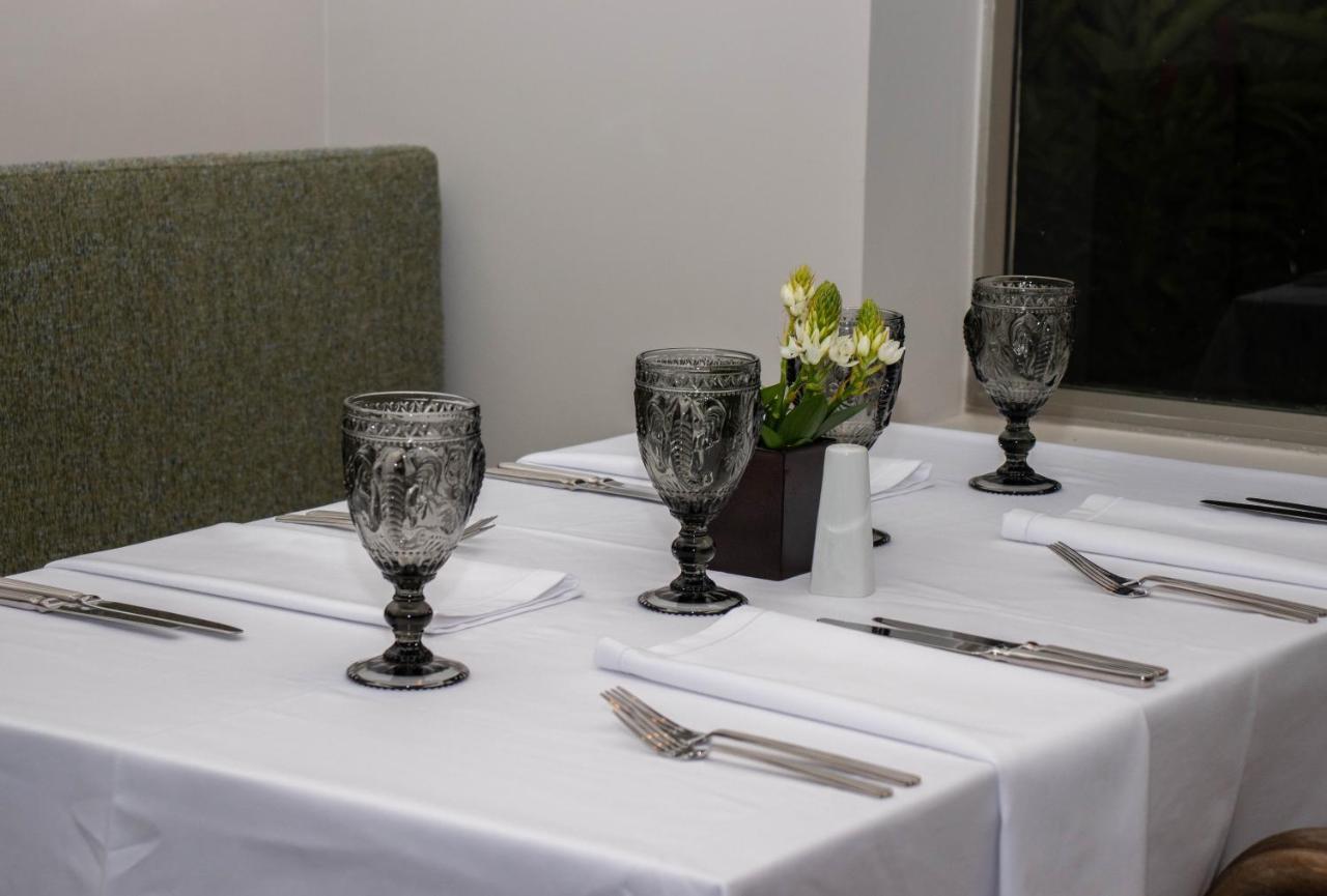Hotel Estelar Altamira Ibagué Buitenkant foto A table set for a meal